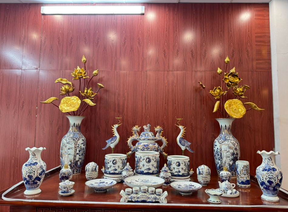 Bộ đỉnh hạc gốm sứ Bát Tràng trên bàn thờ gia tiên 2